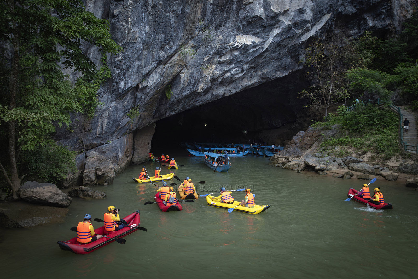 Thăm quan Động Phong Nha
