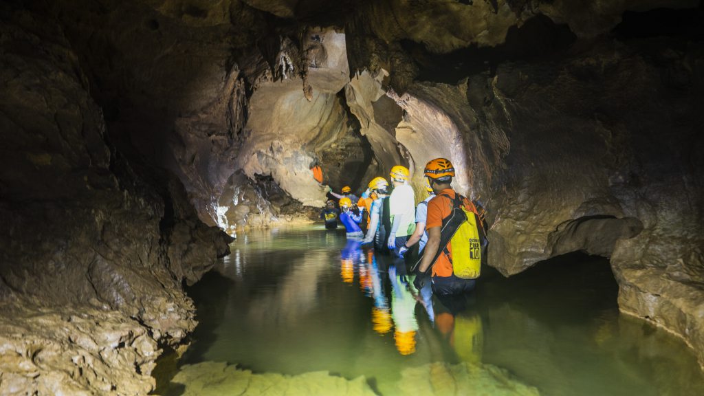 Thám hiểm hang động trong quá trình trekking