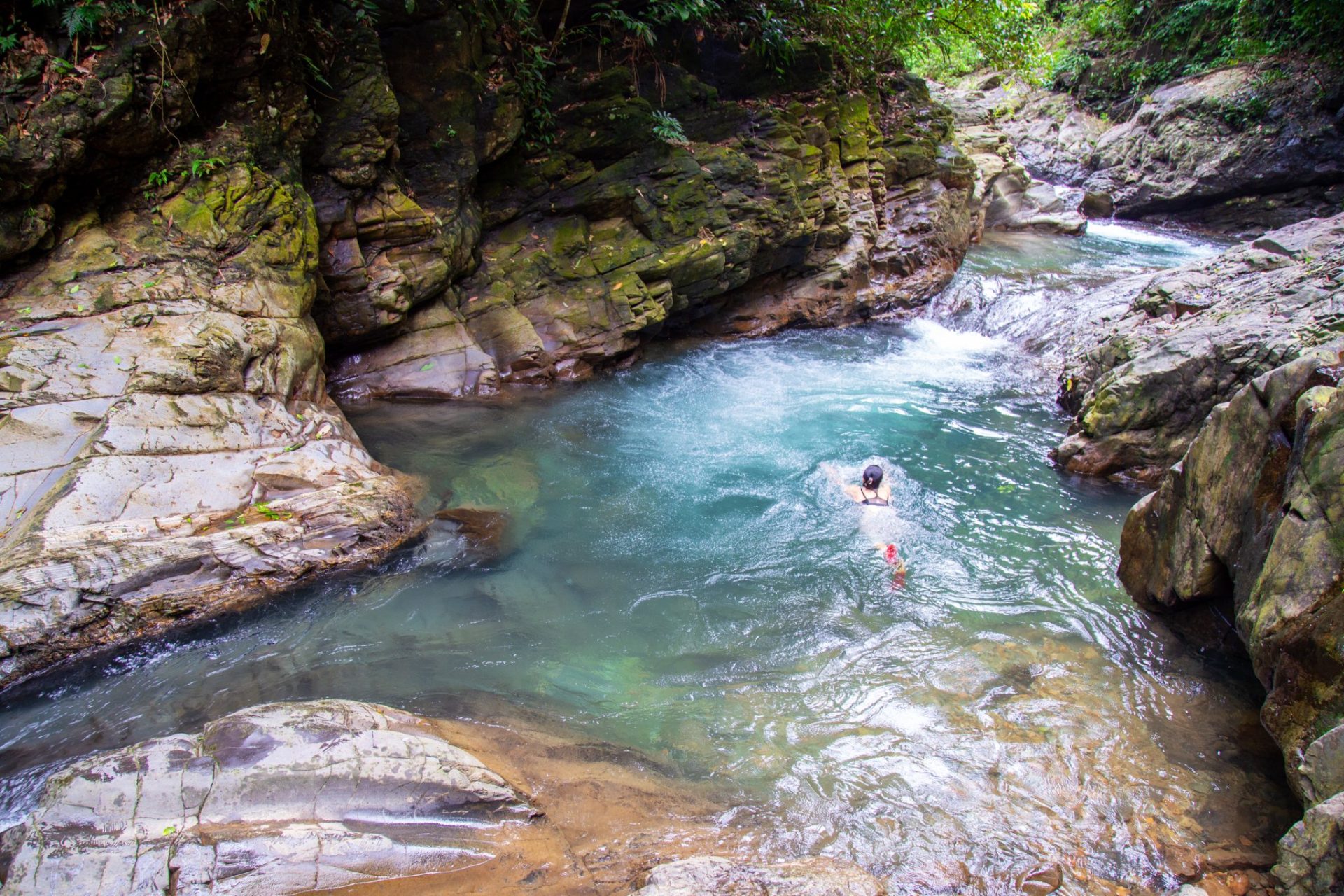 vừa trekking vừa bơi