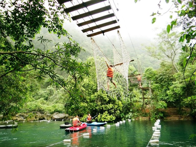 Nhãy ùm vào Suối Nước Moọc