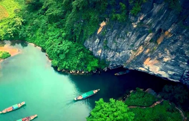 Cửa vào động Phong Nha