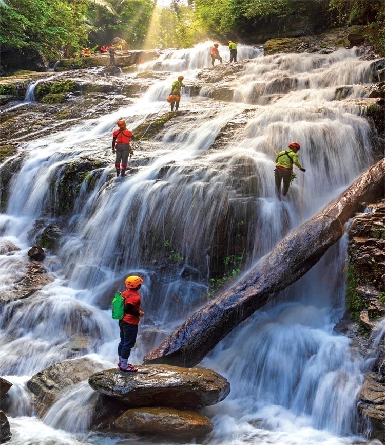 Trekking Vượt Thác