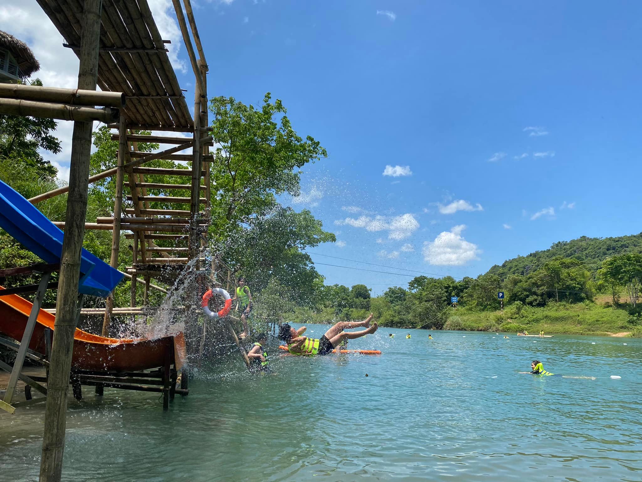 Chơi các trò chơi Zipline ngắn nhảy sông