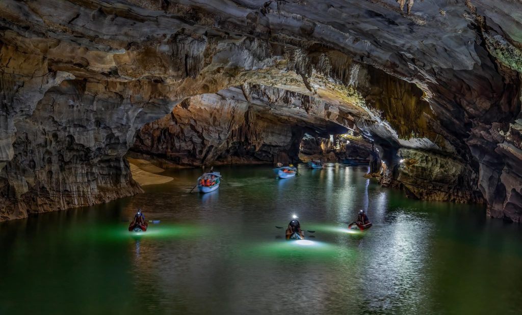 Khám phá Động Phong Nha