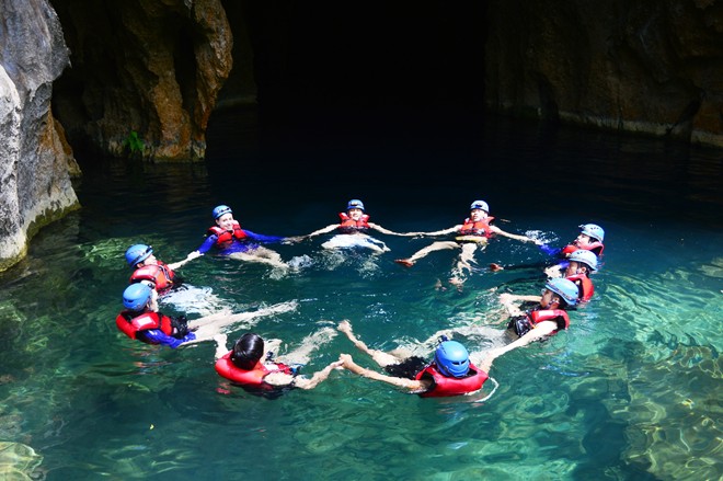 sông chày hang tối