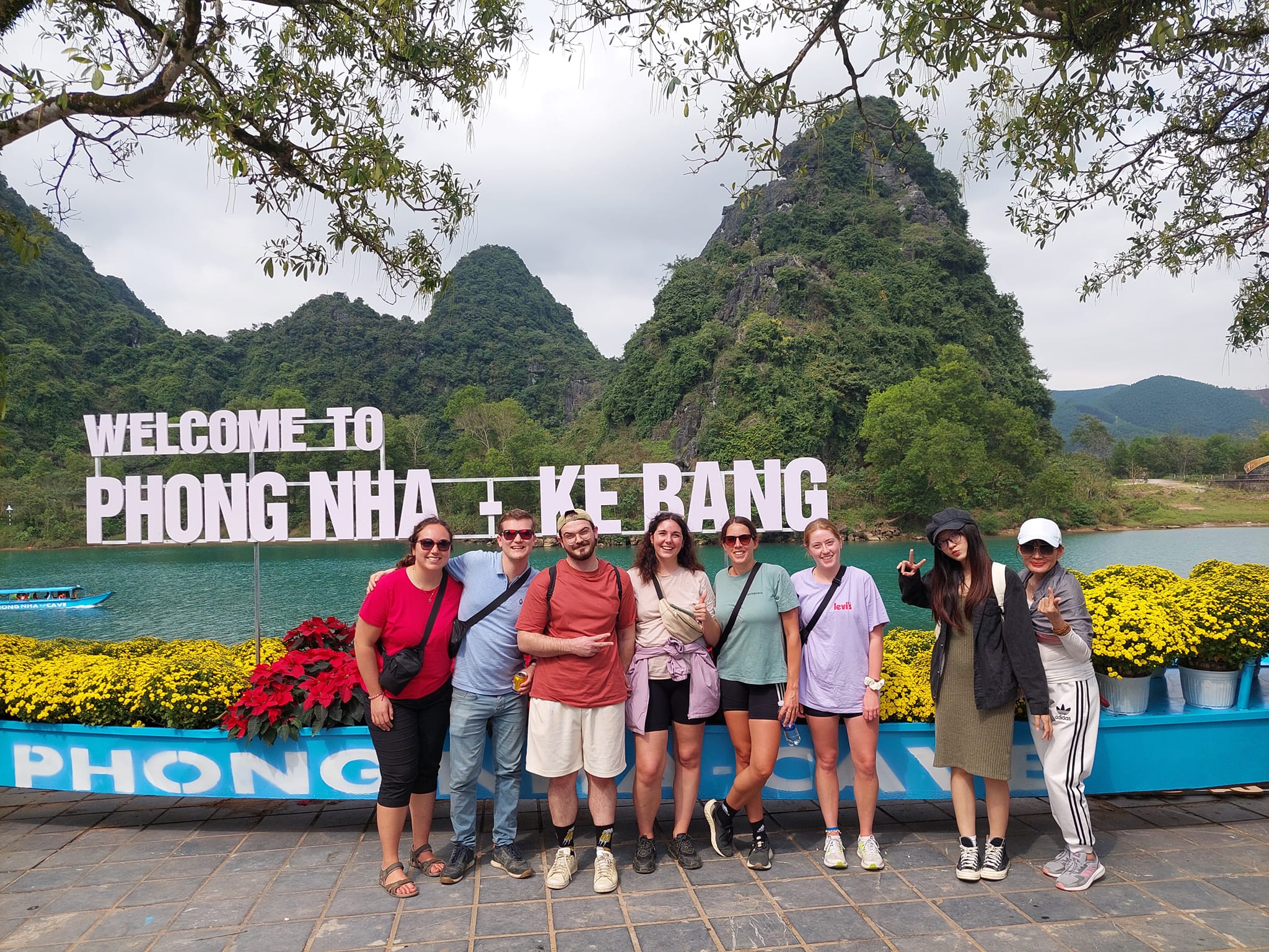 Du khách thăm quan Phong Nha Kẻ Bàng