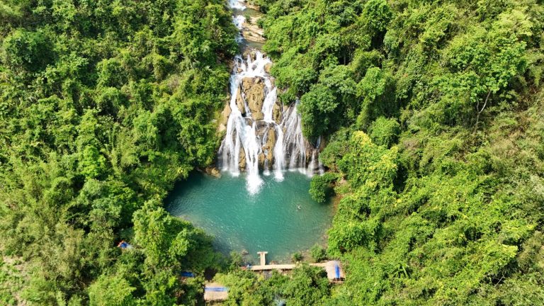 Thác Tà Puồng trong xanh thu hút du khách