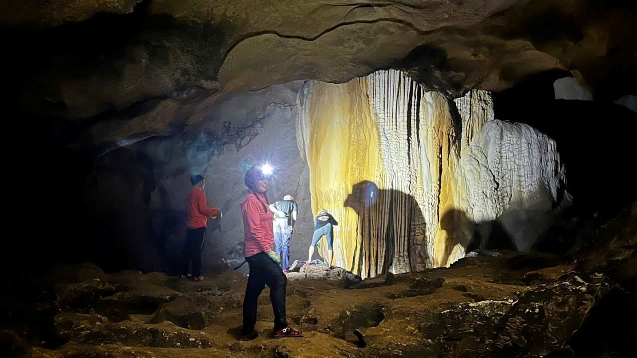 Thám hiểm Hang Chà Lòi cùng với các vị khách Quốc tế