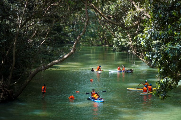 Du khách trải nghiệm Công viên Ozo ở Di sản Phong Nha Kẻ Bàng