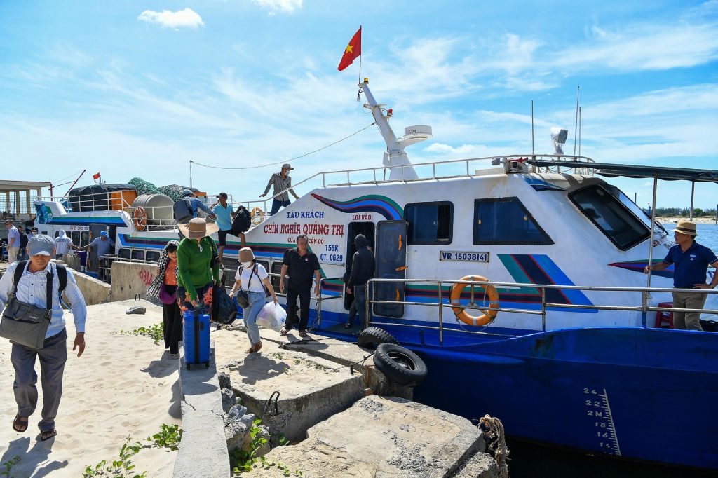 Tàu du lịch cồn Cỏ