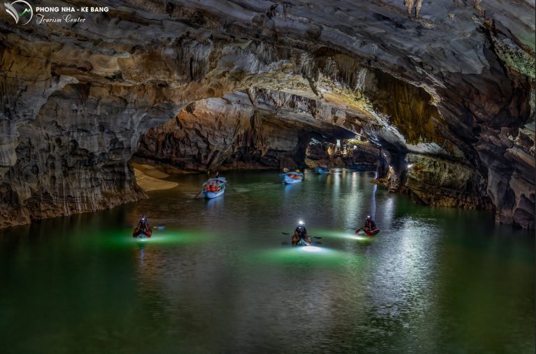 Chèo Kayak Động Phong Nha