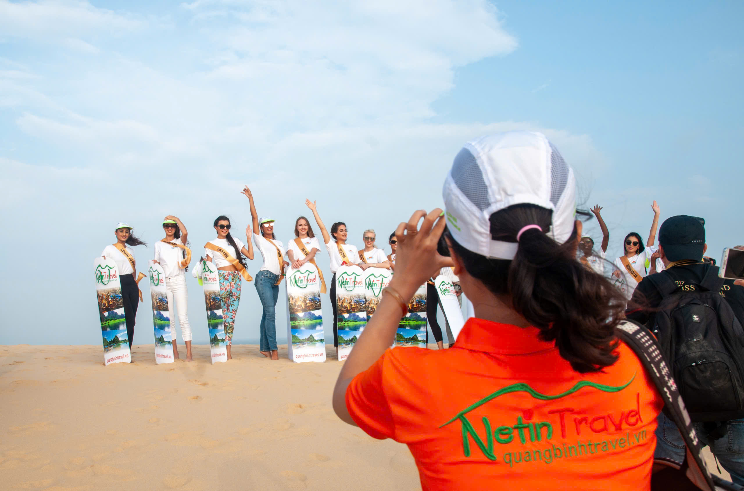 Ngoài thuyết minh hướng dẫn viên Netin Travel còn chụp hình cho du khách