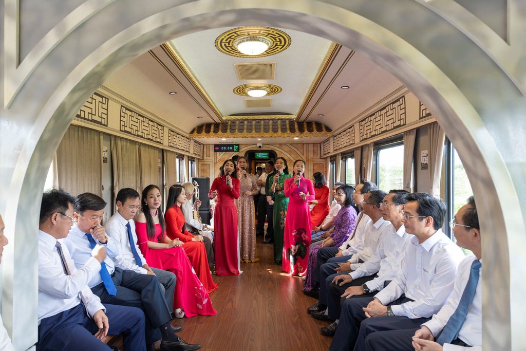 Chương trình văn nghệ trên tàu di sản