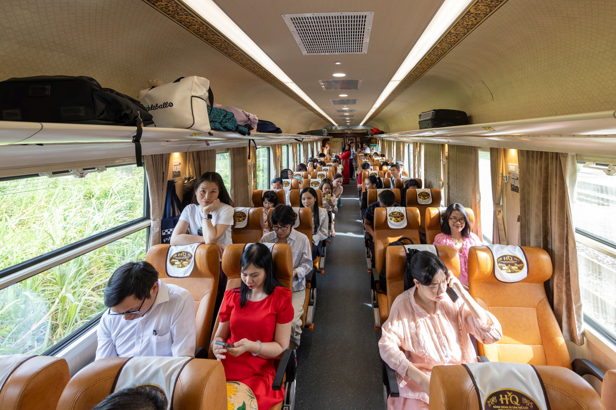 Du khách trên tàu di sản Phong Nha