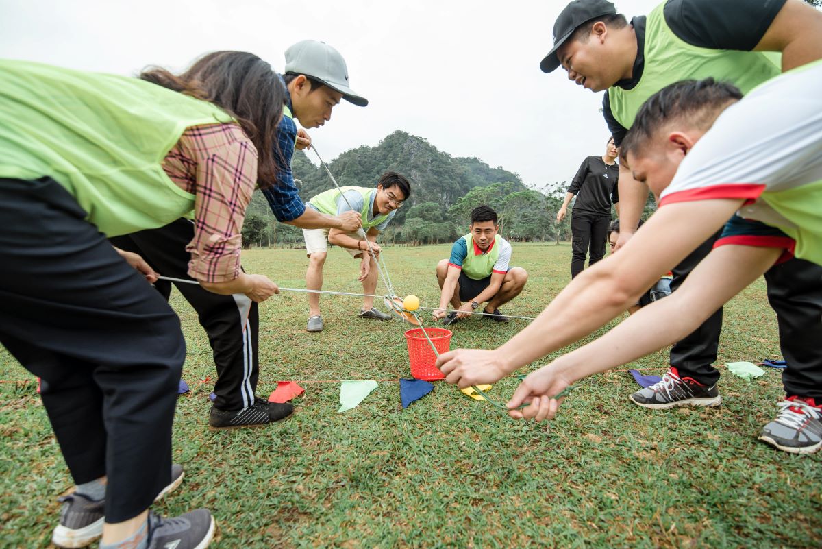 Team building trong hang kết hợp các hoạt động ngoài trời