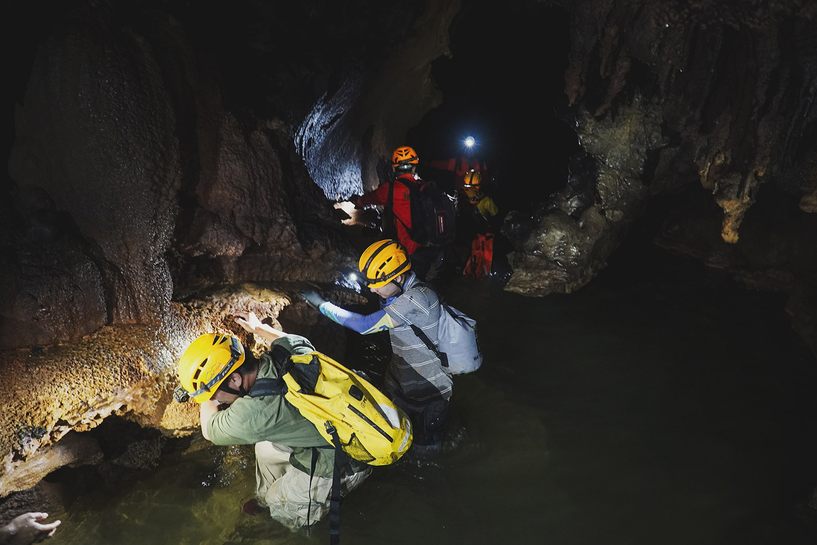 Trải nghiệm team building trong hang động ở Quảng Trị